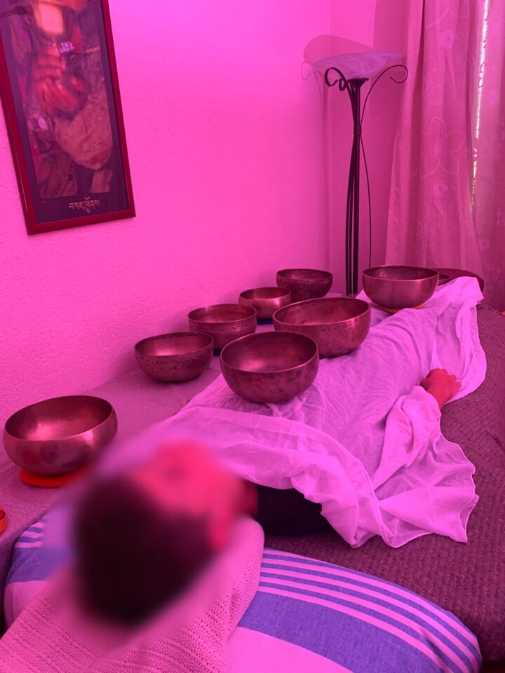 Soin aux bols chantants planétaires et lumière rose